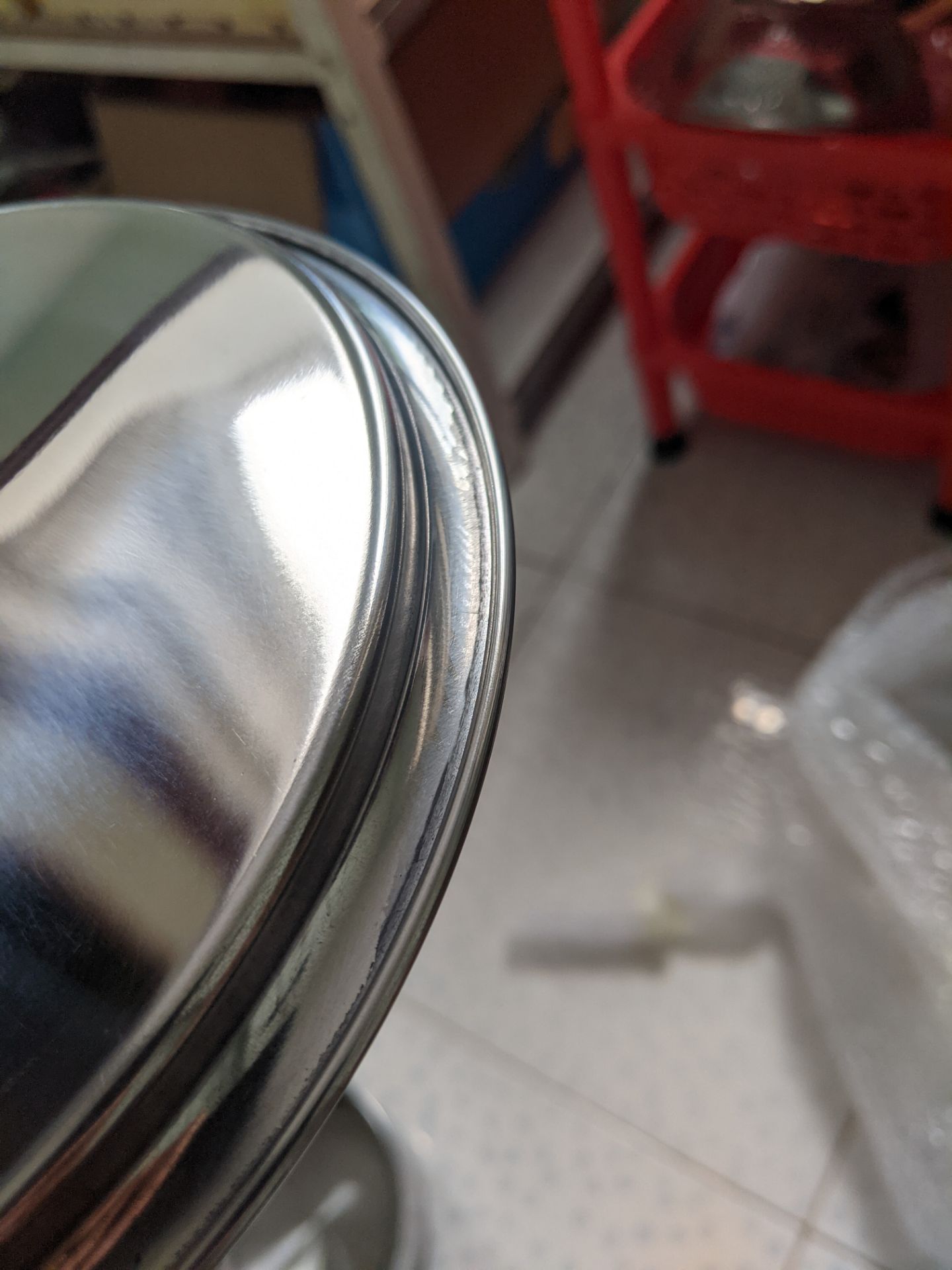 đóng gói cẩn thận. giống như hình. có phiếu bảo hành. tuy nhiên độ hoàn thiện của sản phẩm thì không toàn diện cho lắm.