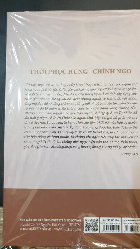 Bìa cứng nhưng quá mỏng, giấy in cũng mỏng, sách khổ nhỏ (14 - 22), môi cuốn có vài cái ảnh đen trắng in trên cùng loại ruột sách, quá thất vọng về chất lượng