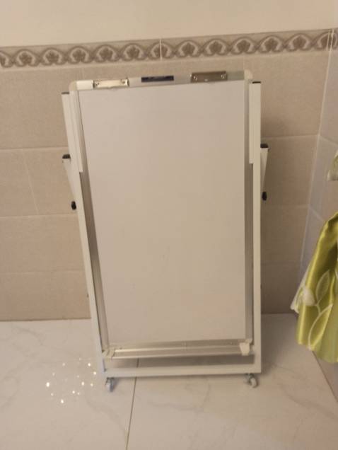 Shop giao hàng nhanh, đóng gói kỹ, mà ko kèm bút và khăn lau. Mình sài bút ở nhà hơi khó lau. Hy vọng bút mới dễ lau hơn.