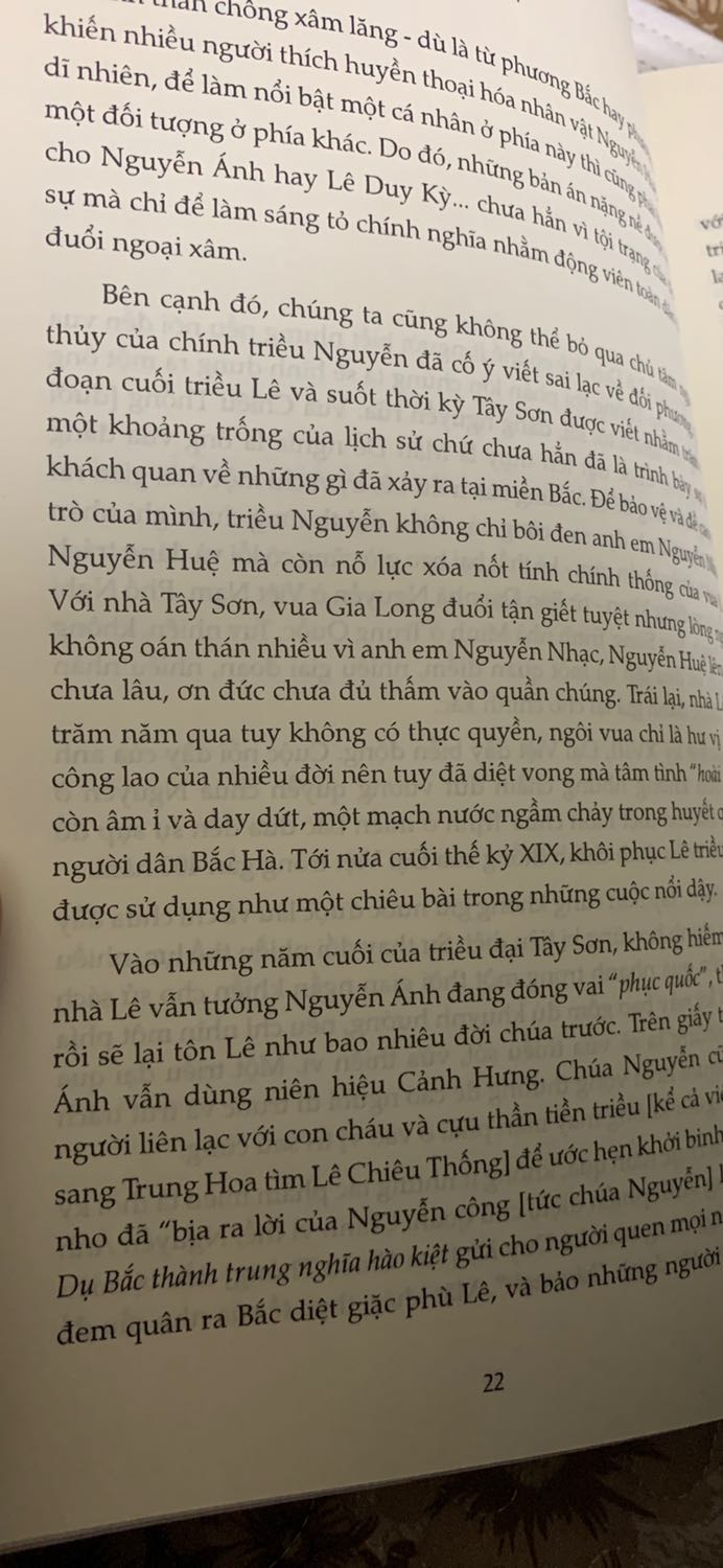 Sách hay, lôi cuốn ngay từ đoạn trích bìa sau. Với một người thích tìm hiểu thời kì trịnh nguyễn phân tranh và pháp thuộc thì đây là quyển sách không thể thiếu. Nhưng chính ra liên kết các phần lại với nhau cho đúng dòng chảy thời gian lại thì còn tuyệt hơn nữa