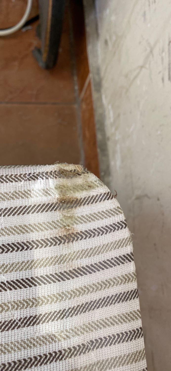 hàng giao bị lỗi,cũng k có bánh xe,nhựa xộc xệch quá,nói chung giường xấu quá..k như mong đợi