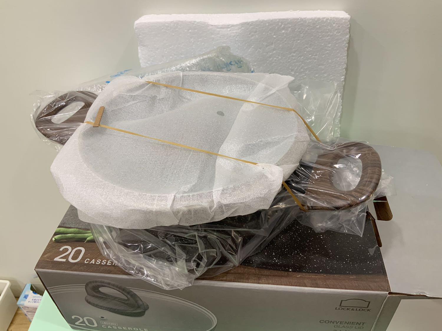 Vì là hàng giảm giá còn một nữa nên t không trông chờ lắm về chất lượng. Nhưng dùng được 2 ngày cảm thấy giá này quá rẻ so với kết quả mang lại. T đã nấu 4 món là thịt kho, tôm chiên giòn, canh và cả cơm bằng nồi này trên bếp điện. Thành nồi dày, tay cầm chắc chắn, nắp đậy chưa fit cố định nhưng đủ kín, lỗ thoát hơi nước vừa đủ để không tràn nước. Nồi nấu ổn định ở 1*** độ C không cần mở nắp lúc kho thịt. Nấu cơm đủ cho 4-5 người ăn, thời gian nhanh hơn nồi điện tử Philips của t vừa mới bị lỗi, chất lượng cơm tương tự. Tuy nhiên lúc nấu phải tự canh để xới và cho thoát hơi, khoảng 3 lần, ở 1*** độ, cơm không có lớp cháy ở đáy mà chỉ hơi ngã màu và cứng hơn một chút. Chưa dùng lâu dài nên chưa biết độ bền của lớp chống dính ra sao. Để đảm bảo thì vẫn nên dùng các dụng cụ nấu bằng nhựa hay gỗ thay vì kim loại để tránh trầy xước.