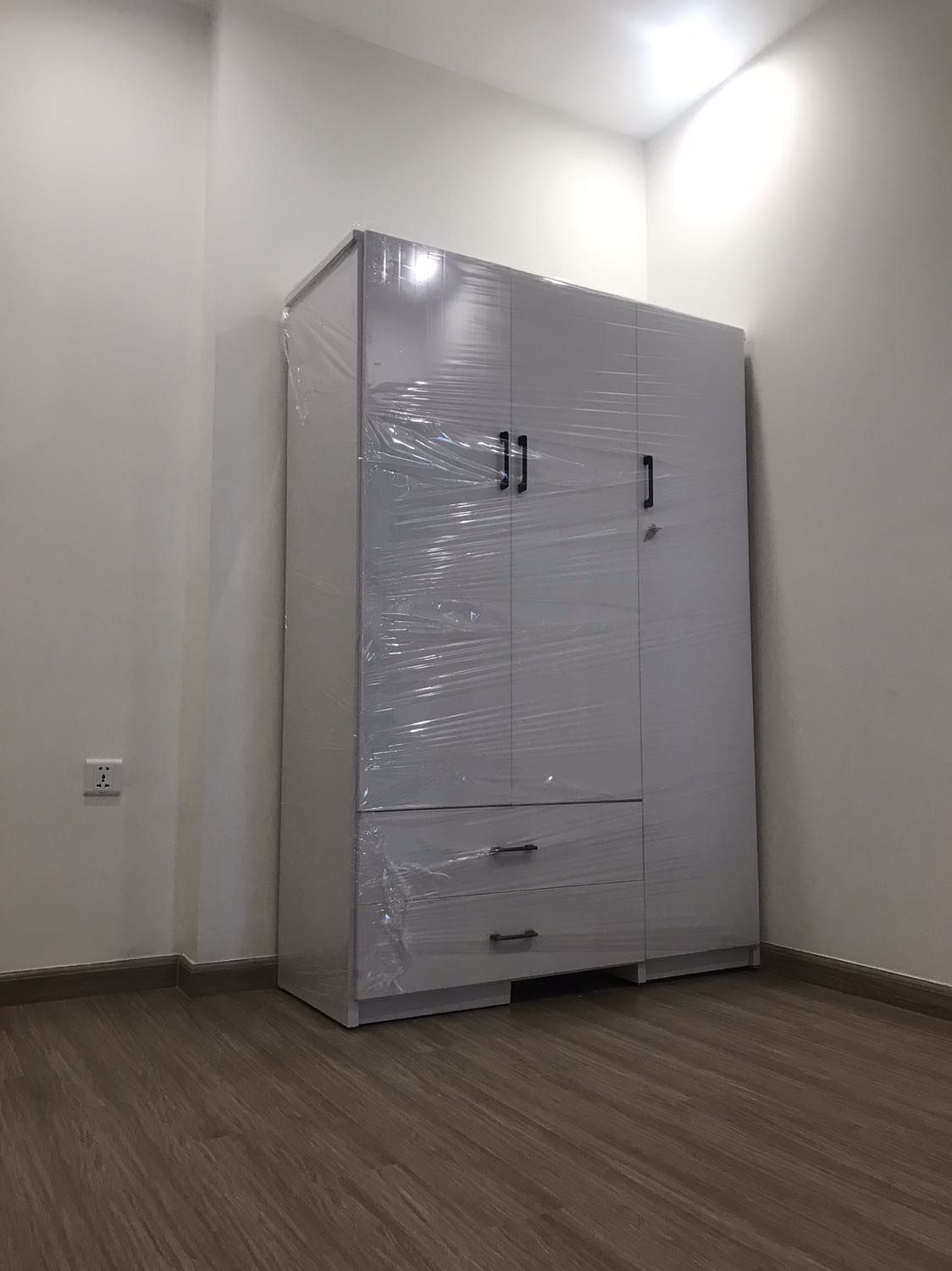 Tủ rất xấu. Ko đáng với số tiền bỏ ra. Chất lượng nhựa bên trong rất tệ.