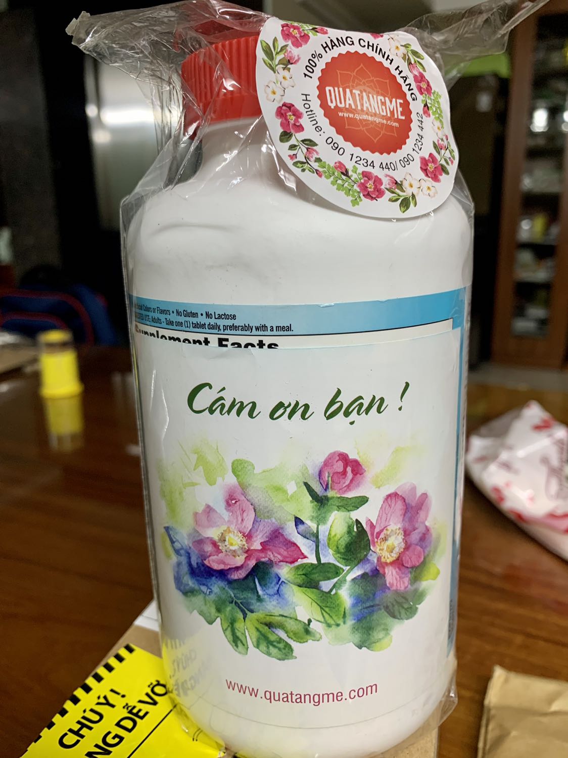 Tiki giao hàng và đóng gói thì không gì phải bàn cãi.
Vấn đề ở đây là hộp 500 viên, mỗi ngày uống 01 viên theo hướng dẫn, mà sản xuất tháng 3/2021, HSD tháng 7/2022 thì làm sao 01 người có thể uống hết được trước khi hết hạn sử dụng ?! Trong khi mình nhận hàng vào hôm nay 22/6/2021 thì đến tháng 7/2022 cũng chỉ mới được 400 viên, vậy 100 viên còn lại phải vứt sao ?!