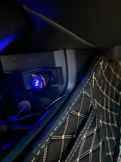 Sạc nhỏ gọn, chắc chắn, tốt , sạc nhanh đúng như mô tả . Trông xịn lắm luôn, mình mua tặng bạn mà ưng quá