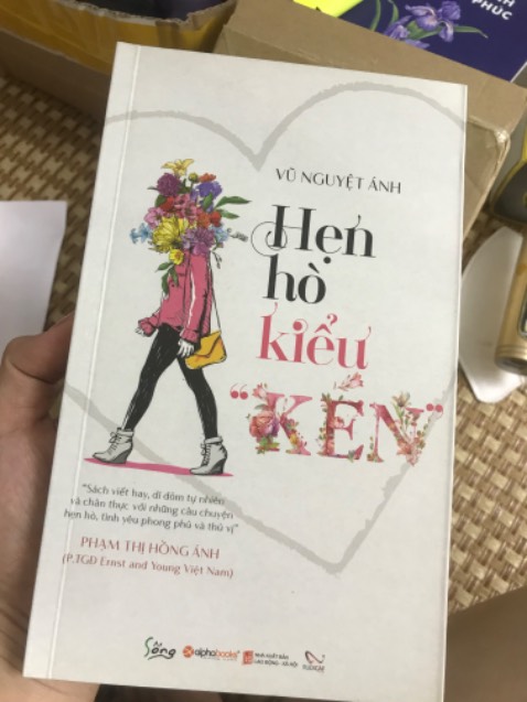 Rồi cuối cùng ảnh bìa 1 kiểu giao hàng 1 kiểu là sao 😂,