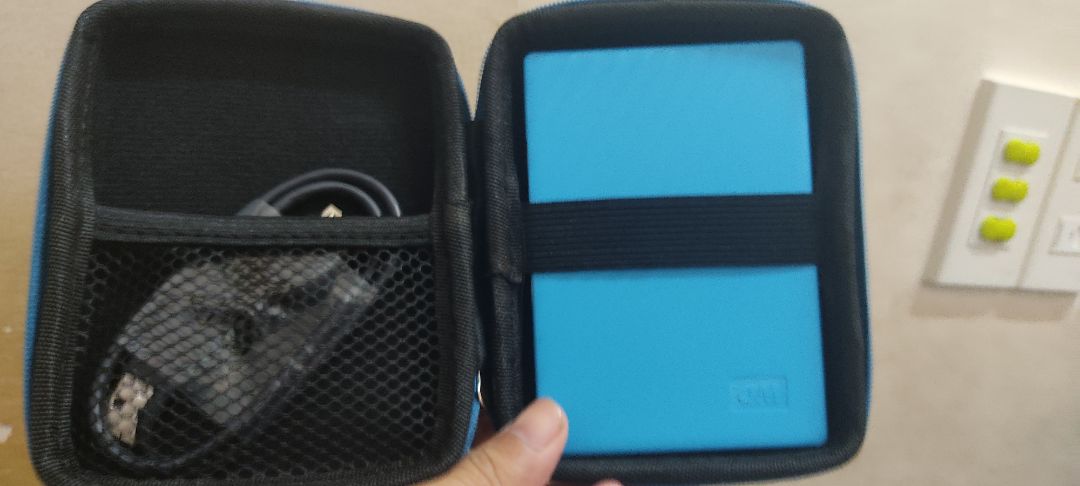 chưa xài chưa biết bền không nhưng shop đóng gói rất kỹ. 
máy gọn nhỏ, nhẹ hều và rất xinh. 
hộp đựng ổ cứng cũng đẹp và tiệp màu với màu ổ cứng. Shop tinh tế nè