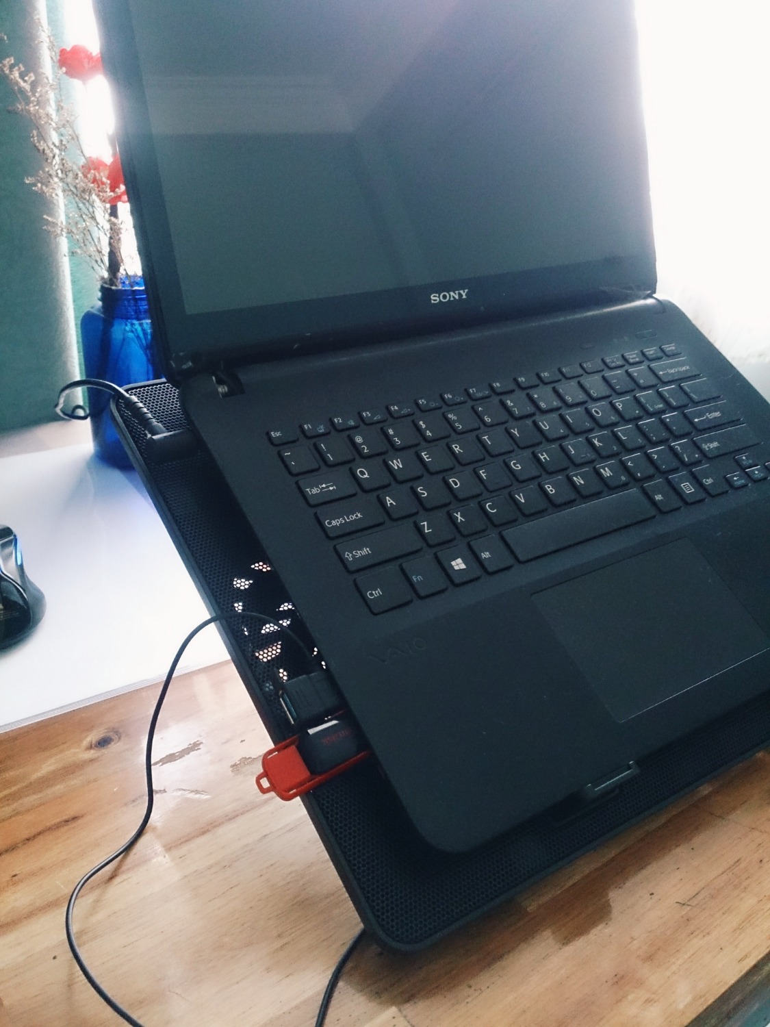 Chọn mua vì dễ thấy trong list :))) với lại thiết kế hợp ý:
- Mỏng, nhẹ, khá chắc chắn, thiết kế thoáng như hình nên đảm bảo dưới máy mát, hút gió mà chạy rất êm.
- Dây nguồn hơi mảnh, không sao cả, lại có cổng usb bù tới 3.0 nên thay vì nói là "mất 1 port usb 2.0" thì laptop "được nâng cấp 1 port usb lên 3.0" lận
- Chỉnh được độ cao nên đặt trên bàn thì ngang tầm màn hình pc, đặt trên bàn xếp thì độ cao vừa mắt ngồi bệt luôn, bàn phím dốc thuận tay nữa, đỡ lo kiếm đồ kê và sợ cúi đầu lâu hư dáng người, vậy nên mới nói đáng tiền lắm luôn.
Còn tiki bán hàng thì rất ưng ý đó giờ rồi, ord Chủ nhật, t2 có hàng.