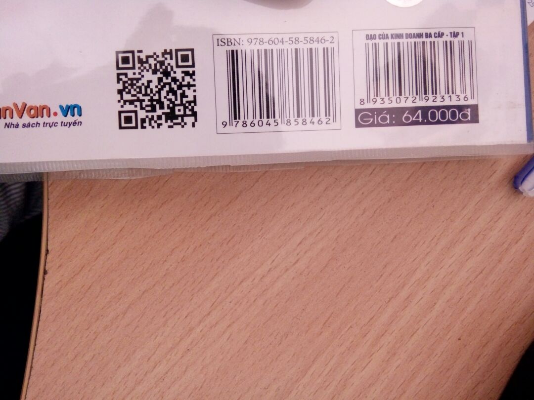 T rất khó tính khi chọn sách. Trong đó điều tôi quan tâm là nội dung và bìa sách. Nếu đã bọc thì add sau này bọc cho có hồn một chút. nhìn tn là t phải tự mình cắt lại rồi!