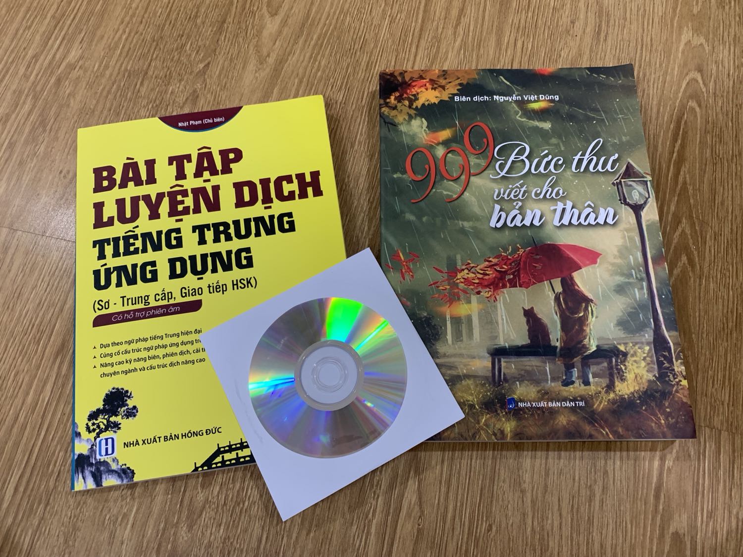 Tiki giao hàng tốt như mọi khi
Sách mình nhận được gói rất kĩ lưỡng, bao bì đẹp và sách có kích thước lớn hơn mình nghĩ. Trang sách lớn nên rõ ràng và giúp ích cho việc học hơn. Thanks so much.