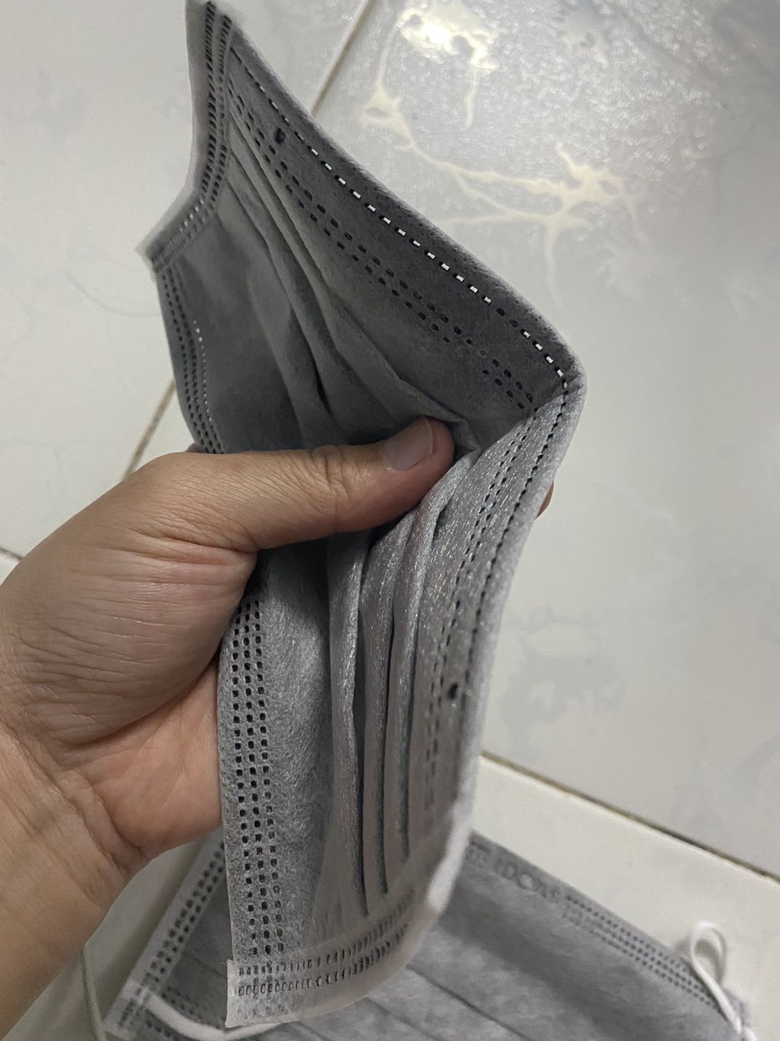 Mình mua rất nhiều khẩu trang của TD Care. Những lô trước đây, chất lượng tốt nên mình rất ưng ý. Tuy nhiên, đợt này chất lượng cực tệ. Khẩu trang bị lỗi rất nhiều,1 hộp có khi hơn 10 cái bị lỗi,  k có thanh sắt nẹp mũi, k có dây đeo, nhiều cái thanh sắt đc làm rất tạm bợ, chỉ cần đeo 1- 2 tiếng à thanh sắt bị lòi ra ngoài. Mình rất thất vọng