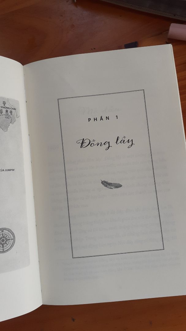Như một "cô gái đồng lầy" ngoài đời thực, Delia Owens đã vẽ ra một bức tranh thiên nhiên đầy hoang dã và cũng không kém phần thơ mộng về nơi ven biển bắc Carolina. Ở đó, cô nàng Kya tự do khám phá thế giới riêng của mình, hé lộ những câu chuyện về tình yêu, sự trưởng thành và những loài sinh vật bé nhỏ ở vùng đất ấy và cả một vụ án mạng đầy bí ẩn.