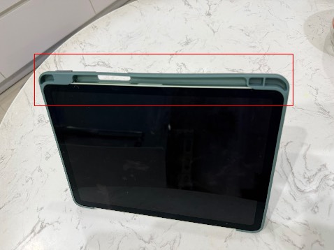 Giao hàng không đúng với ảnh đăng trên store. 

Mình muốn loại case không có ngăn chứa bút Apple Pen, nên mới chọn sản phẩm này như hình ảnh trên store. 

Nhưng hàng thực tế nhận được lại là loại có ngăn chứa bút. 

Ngoài ra mình đặt loại màu tím, nhưng hàng giao lại là màu rêu. 
Shop có nhắn tin qua Tiki app để xác nhận việc đổi màu này (không nói về sự khác nhau của ngăn đựng bút), nhưng mình tắt chế độ thông báo của Tiki app nên không xác nhận lại tin nhắn này.
Tuy mình không xác nhận lại việc đổi qua màu rêu nhưng shop vẫn gửi hàng. 

Mình không có thời gian gửi trả lại hàng, nên sẽ nhận sản phẩm lần này. 
Mong shop cải thiện hơn trong tương lai.