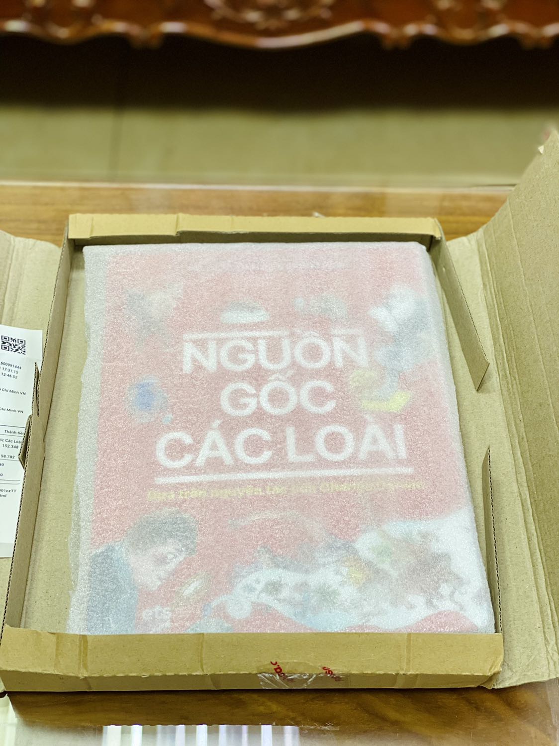 - Fahasa giao hàng nhanh hơn dự kiến 2 ngày, kiện hàng luôn được đóng gói chắc chắn, sách được bọc màng co và chống sốc tuy nhiên bìa sách có nhiều vết hằn, các góc sách bị cong và rách nhẹ. Có thể do quá trình bảo quản chưa được cẩn thận (không phải từ việc vận chuyển).
- Về mặt hình thức sách có bìa cứng, khổ to, cầm khá nặng và chắc chắn. Sách được in màu toàn bộ trên giấy bóng, chất lượng giấy tốt, hình ảnh minh họa sinh động, nhiều màu sắc. 
- Về mặt nội dung cá nhân mình thấy sách trình bày khoa học theo từng phần, từng chương, cung cấp nhiều kiến thức bổ ích. Sách phù hợp cho các bạn thích môn sinh vật học.
