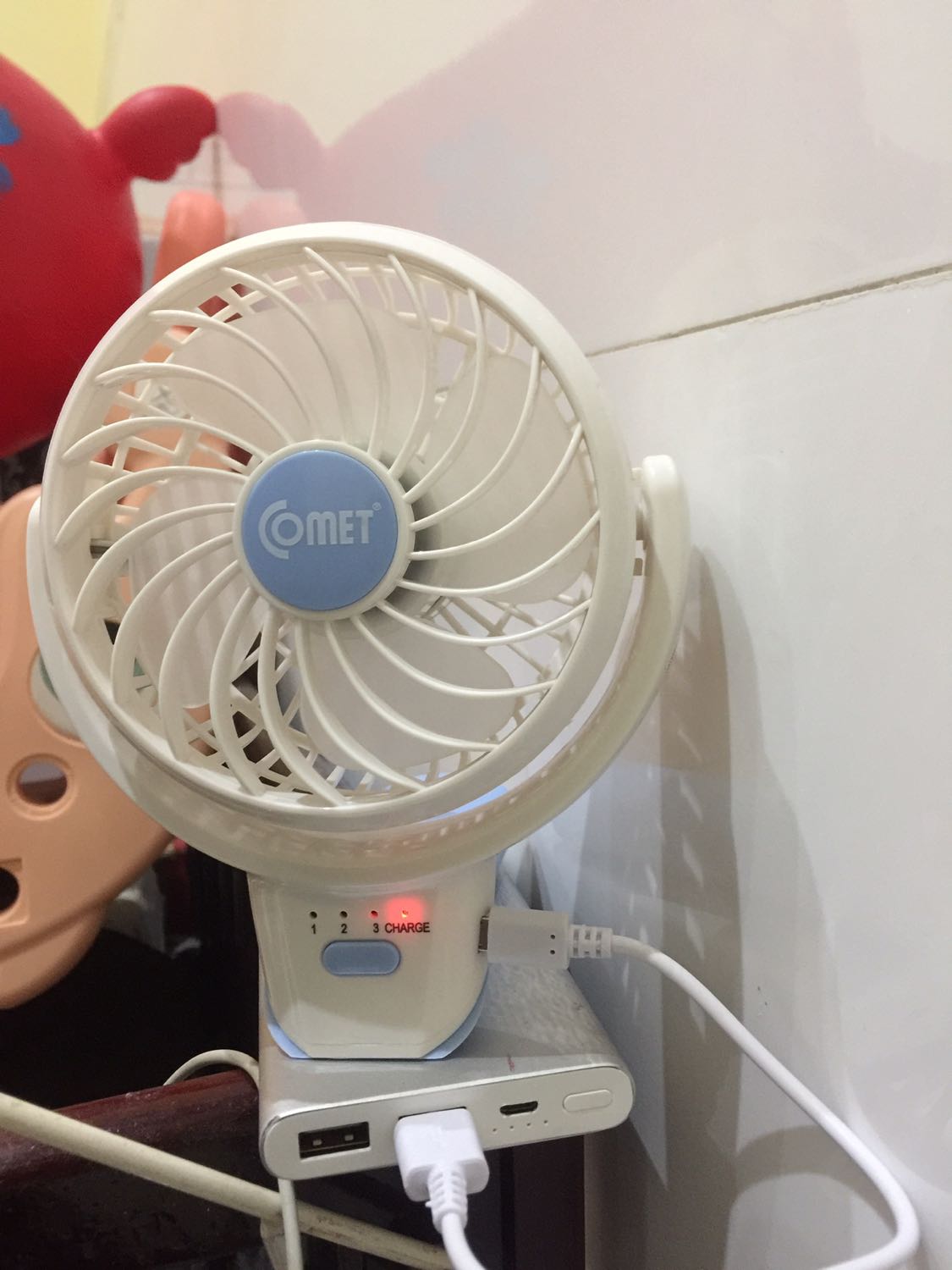 Mua 2 cái quạt mà cái bên trái bị hư, cắm vô cục sạc dự phòng mà vẫn ko bật đc quạt, trong khi cái bên phải cắm vô cục sạc dự phòng thì bật quạt được (hiện lên đèn xanh dương), Tiki vui lòng đổi lại quạt khác giúp tôi ạ