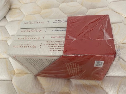 Sách bản đặc biệt mà đóng gói sơ sài, chỉ một tờ giấy mỏng , k chèn lót gì. Sách bi rách khung bao ngoài, chắc giảm giá nên vậy,