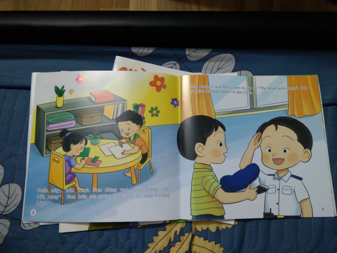 BỘ EHON này tạm được. 
Điểm cộng là có Song ngữ + quét QR code thì có Clip đọc truyện Tiếng Anh.
Điểm trừ là in ko đep, nội dung trang vẽ bình thường, ko xứng là Ehon, mua 1 bộ Mà gáy sách cũng lung tung, giá 29k/ quyển (16 trang mỏng te) là không xứng. 
Ai mua bộ này thì mua bộ CHÚ ẾCH CON hay va bổ ích và đặc sắc hơn nhiều.