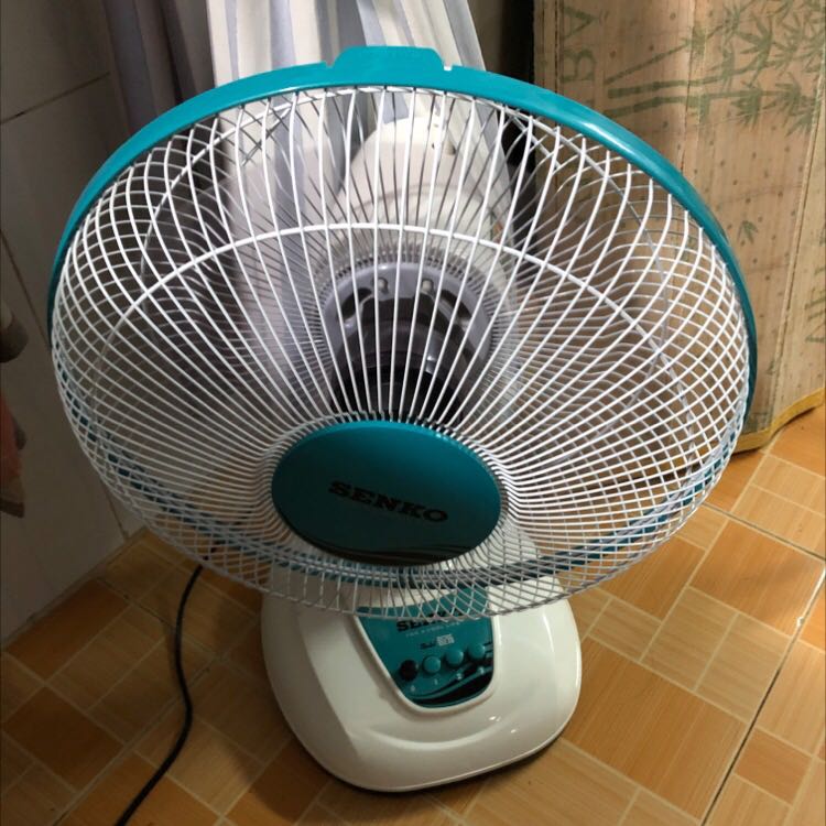 Quạt rất êm, gió vừa phải ko quá gắt. Kich thước cũng vừa phải ko quá to Quạt rất êm, gió vừa phải ko quá gắt. Kich thước cũng vừa phải ko quá to