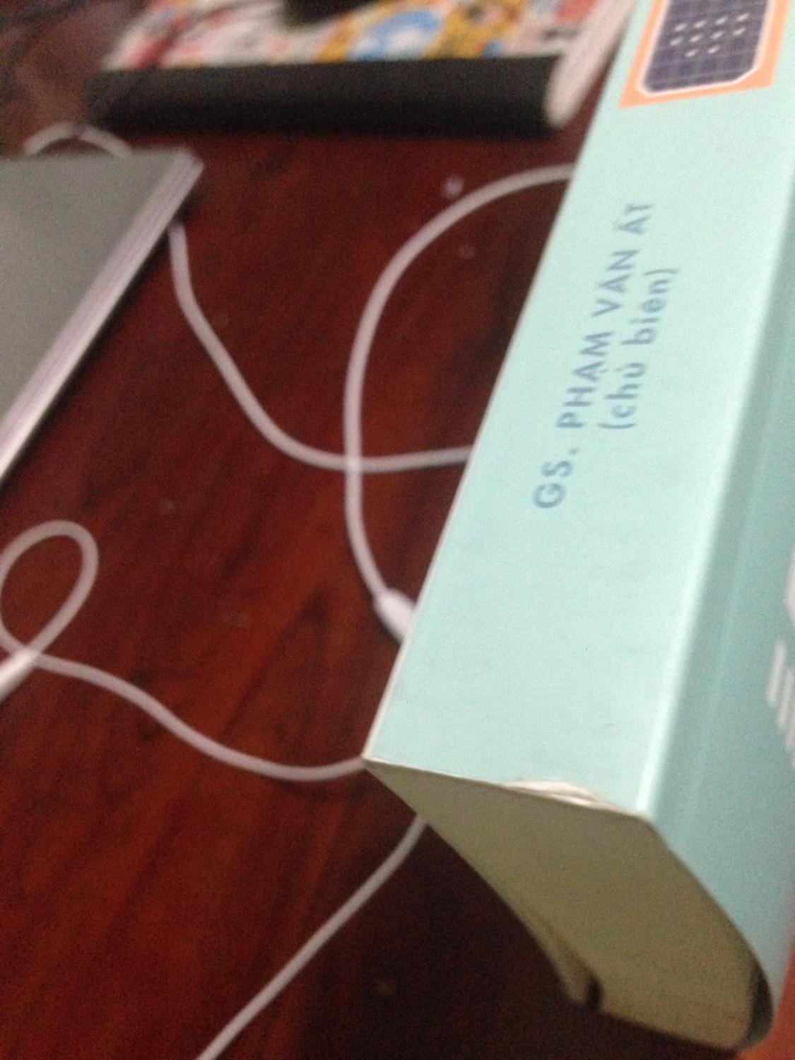 Mình đặt mua vào đợt sale nên cuốn chỉ có giá 40k. Nhưng đây là lần đầu tiên mình thật sự thất vọng khi mua sách của Tiki. Những lần trước đó, Tiki bao sách rất cẩn thận, và trung bình thì khoảng 2-3 ngày là đã gửi đến cho mình. Nhưng lần này sách bị quăn góc, việc này làm mình không hài lòng, cộng thêm việc giao hàng chậm hơn dự kiến 2 ngày. Mong Tiki chú trọng hơn trong những đợt sau.