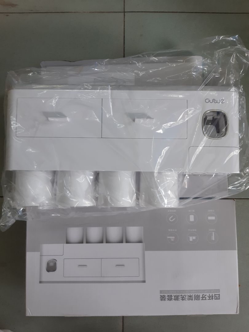 nhìn sang hẳn. cái đầu lấy kem đánh răng ko có hướng dẫn nên mò 1 lát mới hiểu nó hoạt động ra sao.
 bonus mấy cộng lông xoắn trong sản phẩm làm chi không biết. mình phải rửa lại hết mới dám treo.