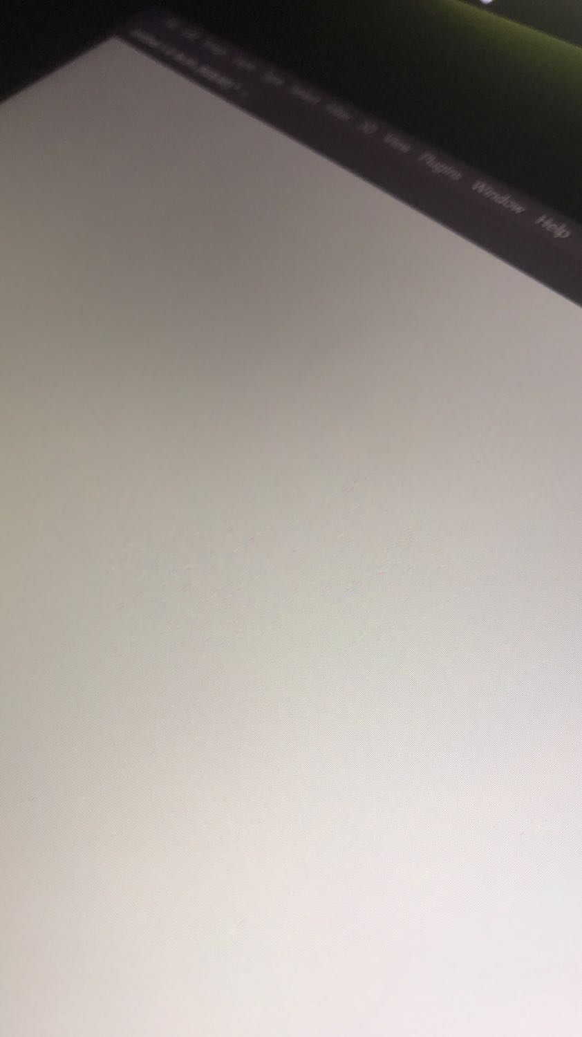 Mình mới mua và dùng đc 1 lát thì thấy trên bề mặt có hiện những sọc màu hồng xanh lá , thiệt sự không hiểu như thế nào