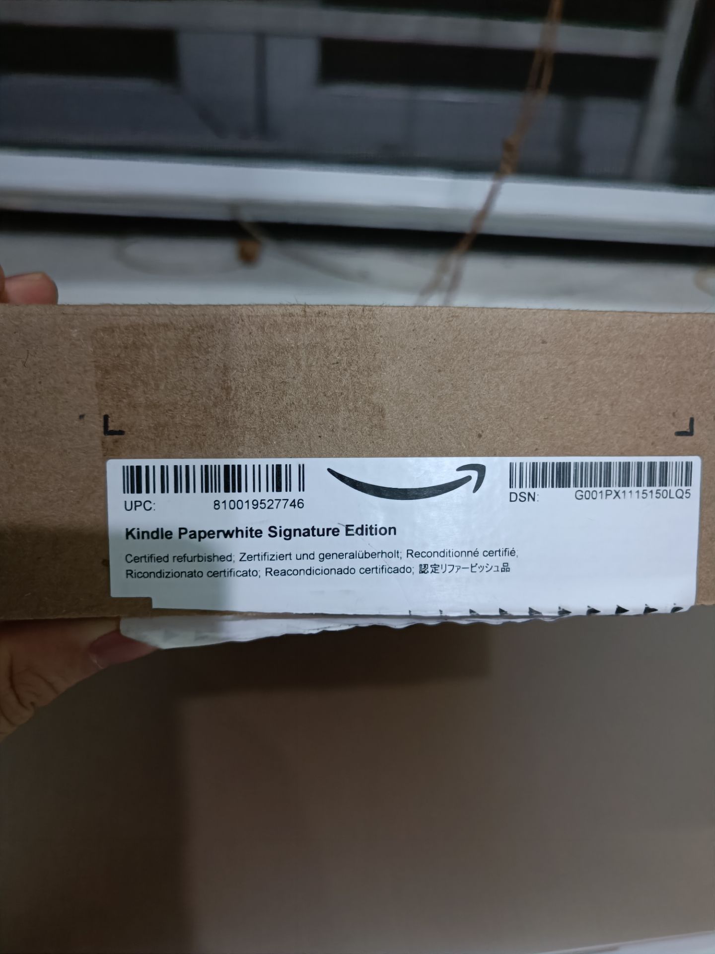 Đắn đo mãi ko biết nên mua bản refurbished ko, lúc nhận hàng mới thấy lo thừa vì nhìn mới toanh ko thấy vết trầy xước nào, chắc cũng hên. Các thao tác trên máy mượt hơn mình tưởng. Cover cũng ok nma để gần ngửi thấy mùi khá nồng hơi hôi. Thêm 1 cái nữa là ko biết máy mình bản gì vì ngoài hộp ghi signature nhưng info máy chỉ là bản thường, cũng ko thấy quảng cáo nên chắc là bản kids chăng? Khá lú:))