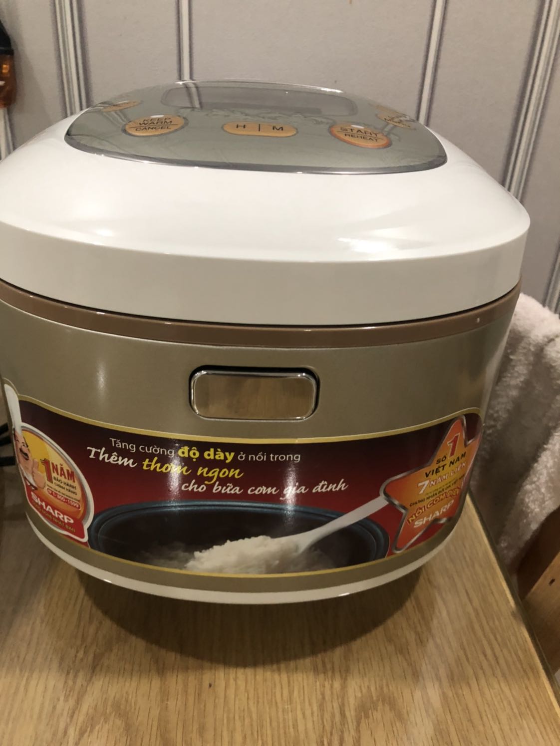 Hàng đẹp, tốt. Mới xài thấy tạm ổn, chưa thấy hiện tượng lạ. Thời gian cài trên nắp đúng time Việt Nam ! Không như nồi đỏ mua bên Nguyễn Kim, dùng mấy bữa là bị lỗi !