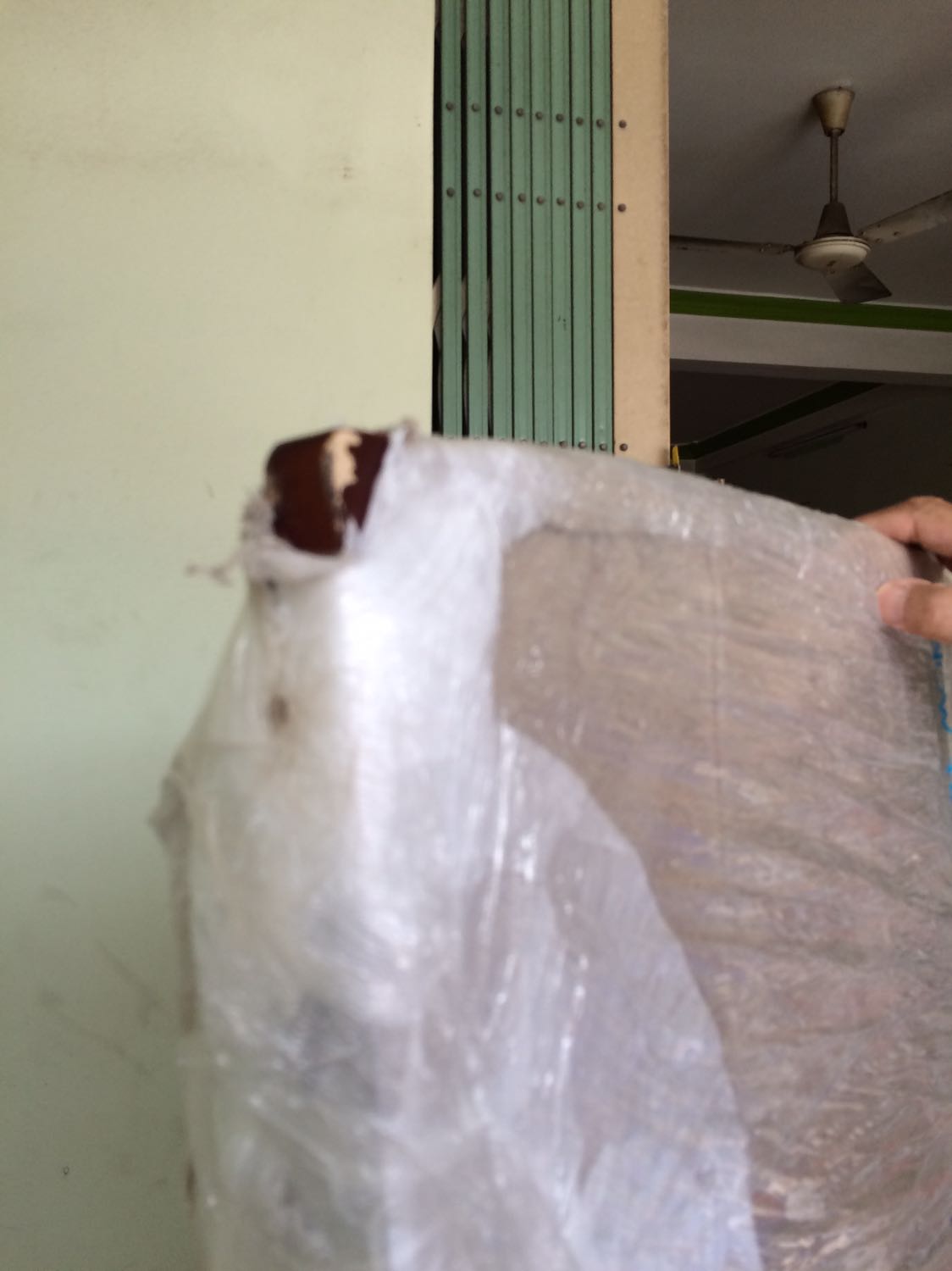 Đơn vị bán hàng đóng gói ko kỷ nên điện vị vận chuyển ko bảo quản kỷ nên cả 4 góc bị quăng rách cả bao gói làm trầy xuowcs cả mặt bàn.