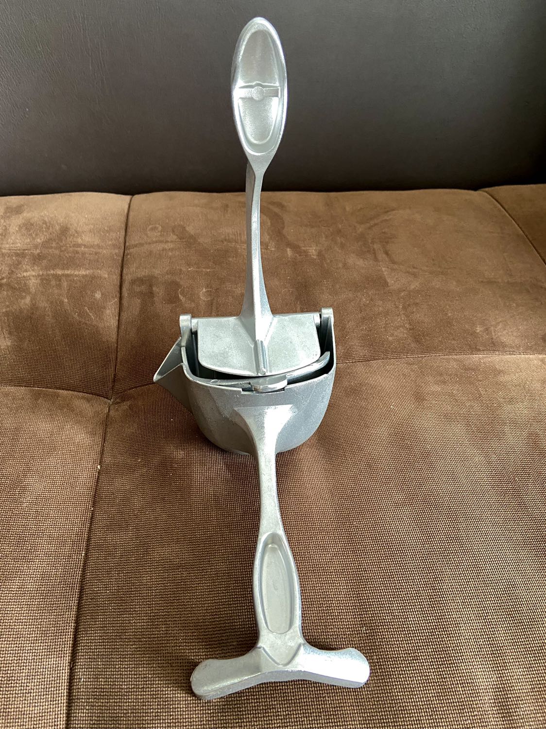 Thiết kế cồng kềnh, rườm rà và xấu xí. Chất liệu kim loại là một hỗn hợp nhiều tạp chất, thô sơ, chắc chắn không thể chứa thức ăn được.
Đặt miếng vĩ lọc nuớc trái cây bị lệch nên miếng ép trái cây không hoạt động được. Coi như quăng.
Đây là dụng cụ nhà bếp xấu xí và kém hiệu quả nhất Việt Nam thế giới. Không nên mua.