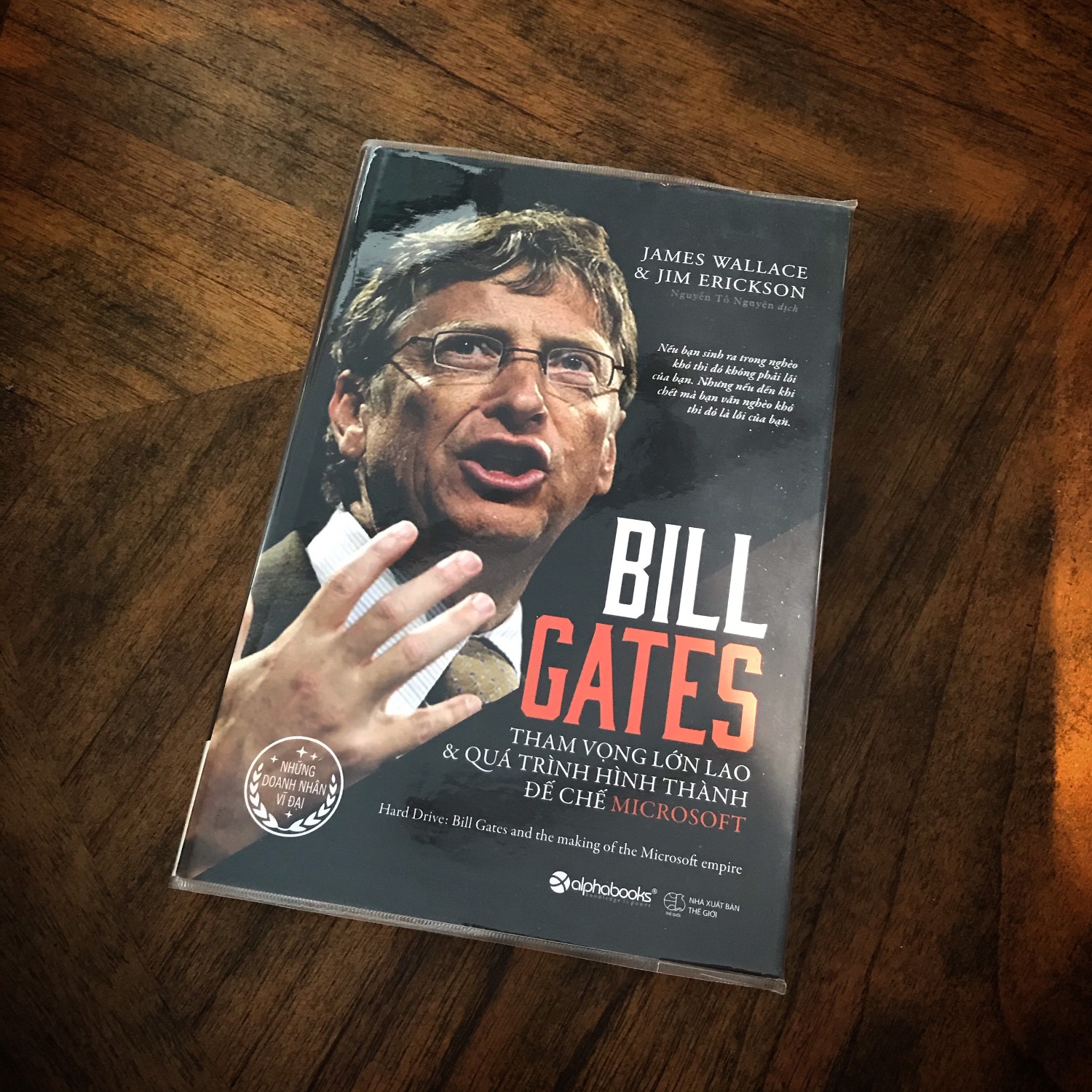 Mình vừa order buổi tối thì sang chiều đã có sách. Lúc đầu thấy sách không áp dụng được BookCare cũng lăn tăn, tới lúc nhận sách thì mới nhận ra là sách đã ĐƯỢC BỌC SẴN, tuyệt vời. Mình chưa đọc nhưng cầm sách trên tay thì rất ưng từ chất liệu bìa, chất liệu giấy, sẽ giành thời gian xem quyển này sau khi đọc xong quyển Elon Musk.