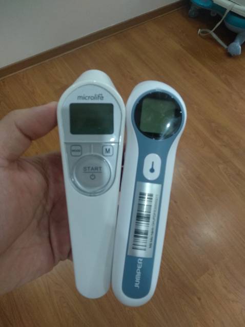 nhiệt kế đo nhanh, bắn cái ra kết quả luôn không như cái microlife cũ của mình mất 1 lúc. chế độ em bé và to nhiệt độ đồ vật và phòng chuẩn. có cái đầu đo tai nhưng chưa thử đưuọc