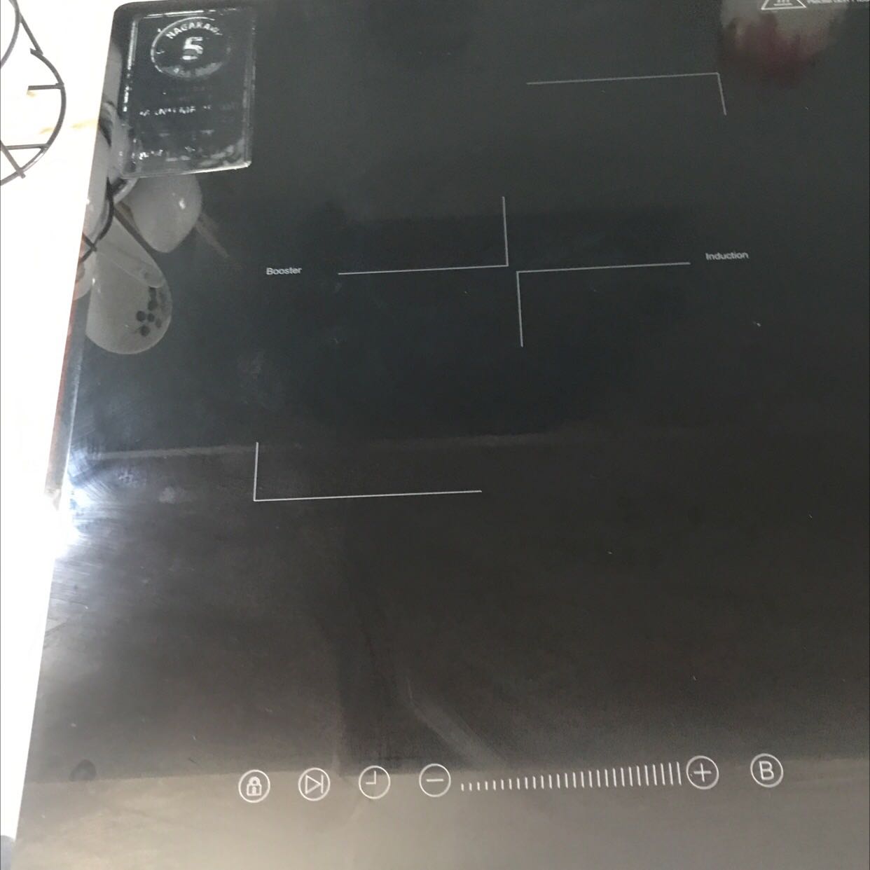 Thiết kế mỏng, đẹp. Nút cảm ứng nhạy. Làm nóng nhanh: Không gây ồn. Vệ sinh dễ dàng sau khi nấu.