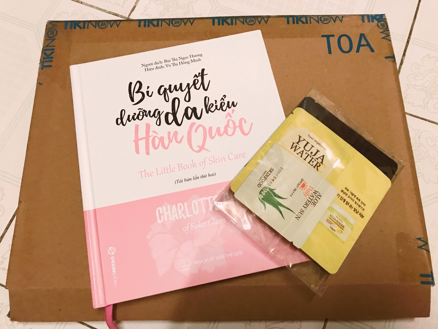 Dạo này thấy Tiki dính nhiều phốt đóng gói hàng hóa nên cũng hơi lưỡng lự khi mua sách cơ mà lúc nhận được hàng thì vượt quá sự mong đợi của mình. Sách bìa cứng chuẩn xịn, không bị méo mó hay trầy xước gì, được bọc hẳn trong bao ni lông luôn. Mình nhận được cả sample nữa:))) Hơn nữa mua đúng đợt Tiki sale nên giá gốc là 200k nhưng được sale còn 120k thôi. Nói chung với cái giá này và sản phẩm mình nhận được là quá hài lòng luôn rồi. giao hàng cũng đúng thời gian nữa! Sẽ ủng hộ tiếp!