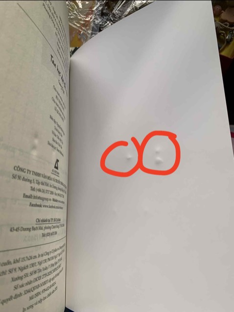 Sách bị df siêu nhiều phải hơn 10 lỗ lõm cực to ở bìa keo, mà k chỉ bìa keo k mà nó bị lõm sâu vô bìa áo,sách bên trong.Gáy sách thì bị cong,gập hết cả 2/4 góc.Phần gáy của bìa keo cũng bị gập thành một hình tam giác.Thật sự trải nhiệm quá tệ.Đóng gói sơ sài,có chống sốc nhưng k đáng kể,dán băng keo k kín (chỉ dc tối đa 5 ảnh nên mình sẽ ghép nh bức vô một ảnh,mỗi hình tròn đỏ đều là một vết df riêng k trùng vs bất cứ cái nào)