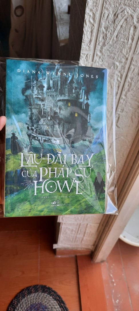 Tiki giao sớm hơn 2 ngày so với thông báo. Lần đầu mình được nhận sách do FAHASA đóng gói. Sách được bọc cẩn thận, mới tinh. Nhìn có vẻ sạch sẽ hơn một số đơn gần đây Tiki giao nữa :) Hơi buồn là sách đi từ cửa hàng nên không được bookcare. Nhưng khắc phục bằng tự bọc nilon cũng được :)
Về nội dung, mình tưởng sách là truyện thiếu nhi. Hóa ra là dành cho lứa tuổi thanh niên trở lên. Có thể gọi đây là Harry Potter dành cho người lớn - phép thuật kì ảo, thế giới song song, tình yêu, tình cảm gia đình và khát vọng tự do.