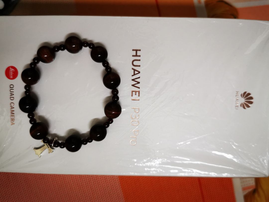 Đầu tiên vòng tay hơi rộng sau khi thâu lại thì đeo tay khá đẹp.. Ok