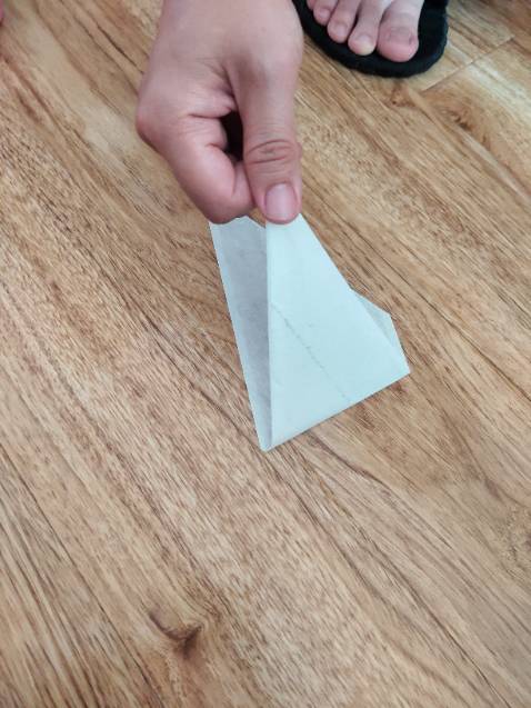 Sản phẩm tệ,khi lau sàn miếng dính để dính bụi và tóc dính luôn lên sàn, lau dc sàn mất luôn 1 cuộn