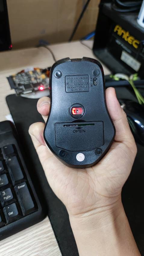 Chuột cầm ôm tay, tuy nhiên dùng thử hơi có hiện tượng nhẩy lung tung, ko biết có phải do bề mặt hay do chuột
