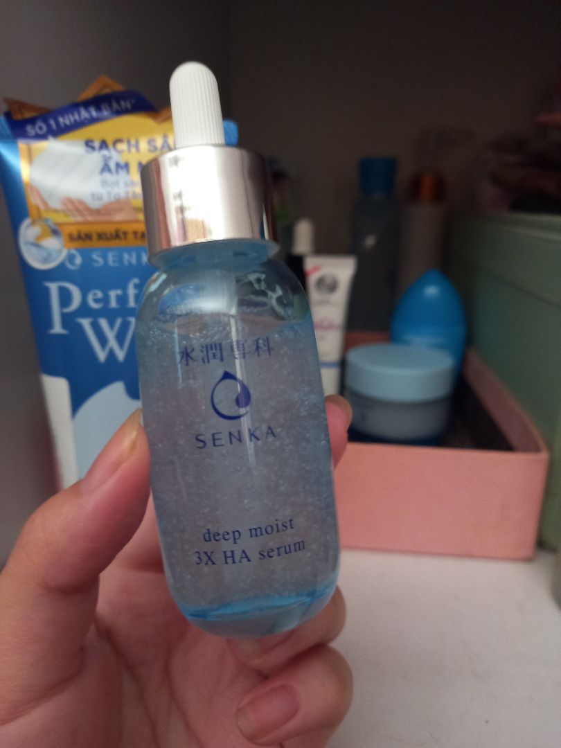 Uii thấy serum mới của senka là mua liền lun á lại còn được quà tặng kèm. Dạo này thích mia của senka cực vì mua món nào cũng có quà tặng. Serum HA này sài thích cực kì vì khi dùng xong sáng dậy thấy da mướt lắm. Mình thấy sp này phù hợp với tuổi từ 20 trở lên. Da chắc khỏe thì nên sài nhe