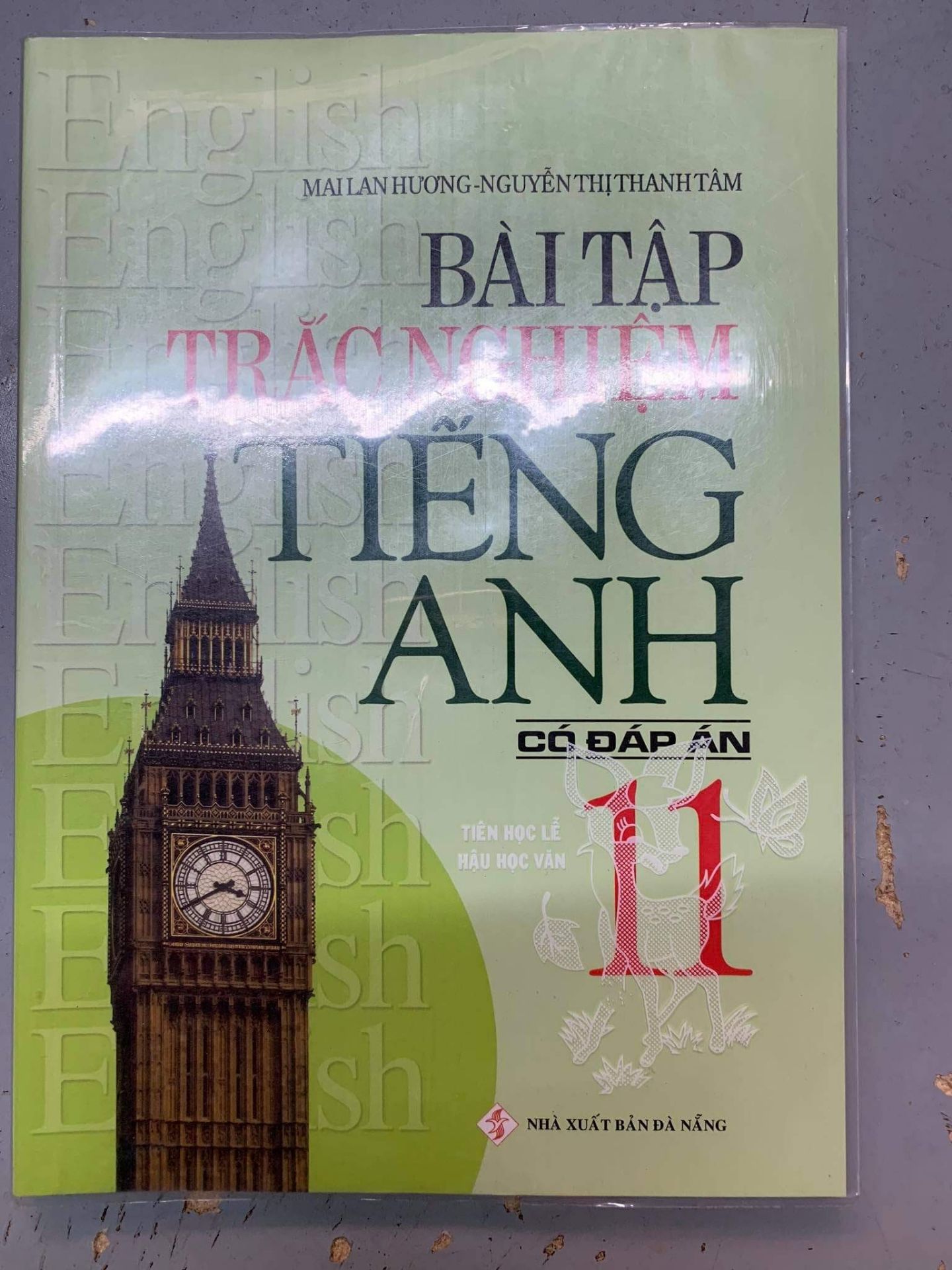 Đây là bộ sách quá quen thuộc về môn Tiếng Anh đối với học sinh Việt Nam. Nội dung sách được biên soạn rất kĩ lưỡng qua nhiều lần tái bản và không có gì để bàn. Tiki giao hàng rất nhanh và hình thức sách còn mới, không bị nhăn hay mất trang. Mình rất hài lòng.