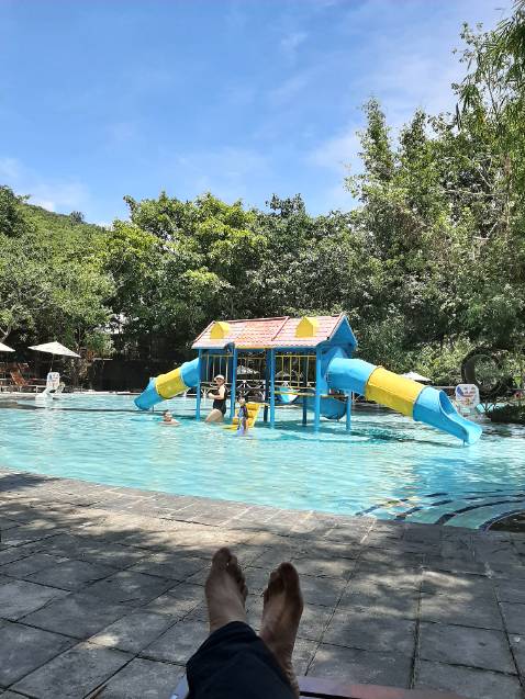 Độ hoàn thiện ván gỗ khá tốt, dày cứng. Về khung thì sơn khá ổn nhưng độ dày ít nên vít bằng máy dễ bị ọp vào.
Cách đánh dấu các vị trí gỗ ok, đinh vít phụ kiện đầy đủ.