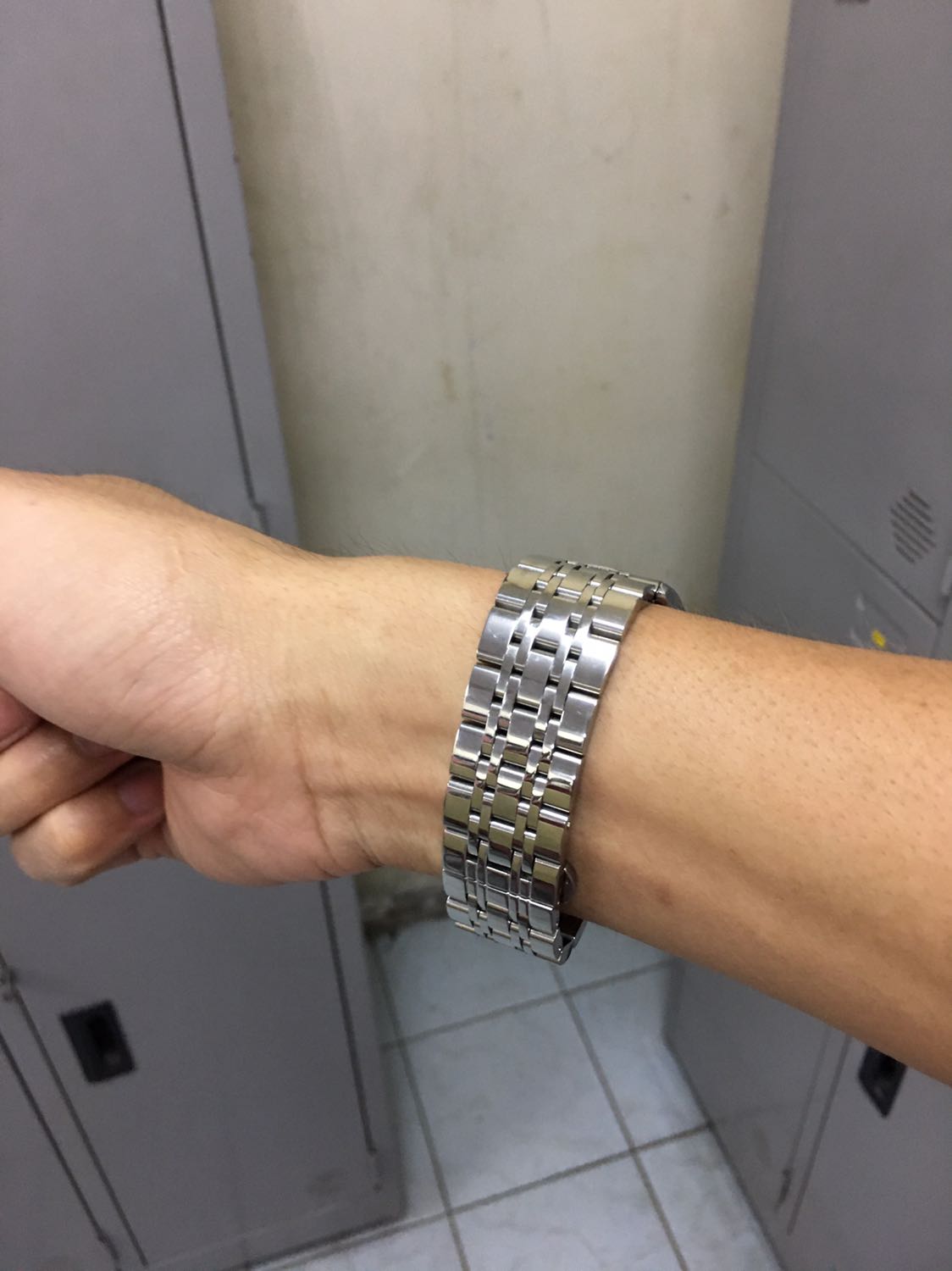 Chốt gài hơi cứng nhưng ko sao nhìn sản phẩm ok, dễ thao tác lắp ráp cho shop5* luôn, đeo zô mhinf rất sang