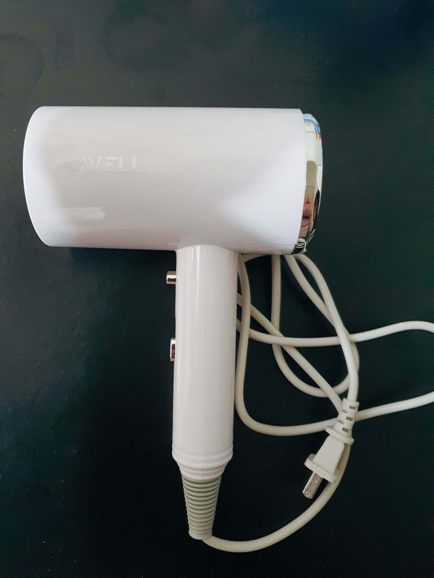 Màu trắng kiểu sang thanh lịch, thích nhất là máy cực kỳ nhẹ, không bị nóng da đầu nên dùng được cho trẻ nhỏ con mình có thể tự sấy được tóc nhưng phải nhắc con là để ý khoảng cách vì mặt lưng máy sấy nan hơi rộng nên tóc dài có thể bị hút vào và mắc tóc, sấy xong tóc phồng và tơi không bị khô đúng như mô tả sản phẩm, từ khi có máy sấy Cwell dù trời lạnh 2 mẹ con cũng chăm gội đầu hẳn