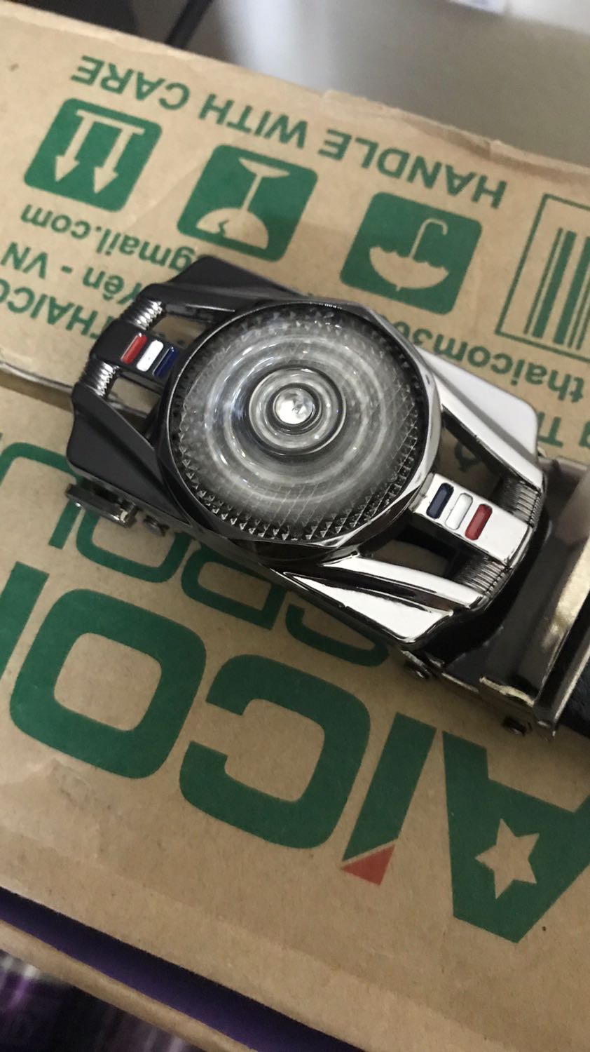 Thắt lưng mặt đẹp, trông đơn giản nhưng chất, đẹp khỏi chê. Dây da dài và mềm mại. Thiết kế khoá tinh tế dễ đeo. Đường may tỉ mỉ. Một sản phẩm giá rẻ nhưng chất khỏi chê luôn. Hàng tốt đáng mua. Ủng hộ shop.❤️❤️ Thắt lưng mặt đẹp, trông đơn giản nhưng chất, đẹp khỏi chê. Dây da dài và mềm mại. Thiết kế khoá tinh tế dễ đeo. Đường may tỉ mỉ. Một sản phẩm giá rẻ nhưng chất khỏi chê luôn. Hàng tốt đáng mua. Ủng hộ shop.❤️❤️