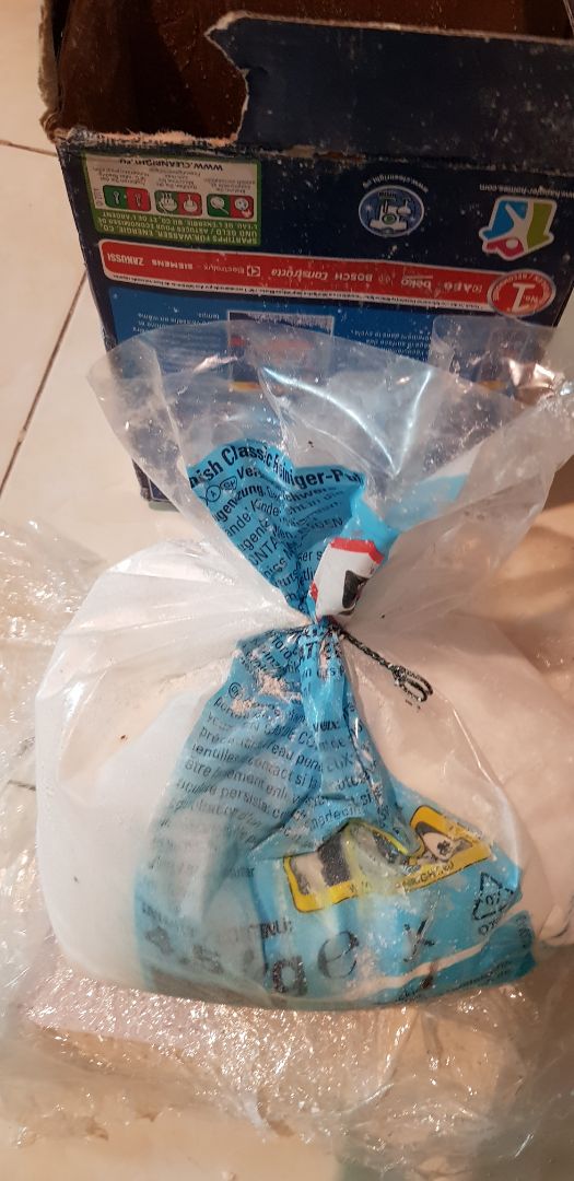 Quá tệ không chấp nhận được. Hộp rất cũ, bột bên trong bị rơi rớt dơ vô cùng. Đề nghị Tiki giải quyết giúp. Trước giờ mua hàng trên Tiki rất nhiều đây là lần đầu tiên thất vọng vô cùng.