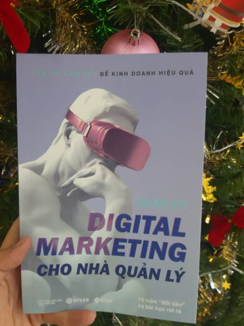 Sách hệ thống kiến thức digital marketing hữu ích cho các vị trí quản lý. Ưu điểm là không đi sâu lạm bàn các kênh, thủ thuật hay công cụ (những thứ này sẽ lỗi thời sau một thời gian), mà đi sâu vào tư duy kinh doanh, nguyên lý làm digital marketing và quản lý đội ngũ. Đặc biệt phần kinh nghiệm hợp tác với các agency rất hữu ích.
P/s: Trình bày theo cấu trúc phân ra làm 4 nhóm nhu cầu hấp dẫn và giúp dễ tìm đúng phần nội dung đang cần.