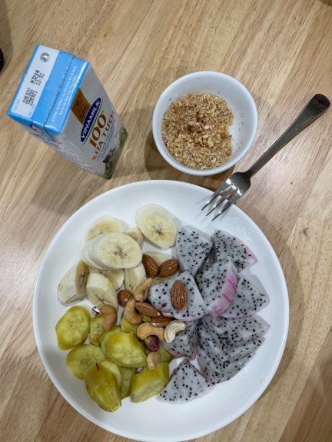 Thịt gà mềm, mình hấp hoặc luộc cho bé ăn blw dễ gặm.