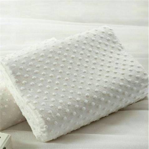 Gối rất đàn hồi, rất đáng tiền, mình mua lần thứ 3 rồi, nay mới đánh giá. sản phẩm có độ lún vừa phải nên không mỏi cổ tí nào luôn, lúc mua có 1 chút mùi của cao su với mùi của vải mới, hơi khó chịu, bóc áo gối giặt đi 1 nước là yên tâm luôn ạ, cái ruột gối thì để ngoài là ok, ko cần phải giặt và không giặt đc, vì nó không thấm nc do,

nhưng cũng vì thế mà phòng mình không còn mùi mấy nữa, mấy gối bông ép ngày trước mỗi lần vào phòng là sặc mùi hôi, do chất liệu bông sợi lâu ngày dễ bị mốc. 
Gối nằm dễ chịu và dễ ngủ hơn, các bạn nên dùng nha