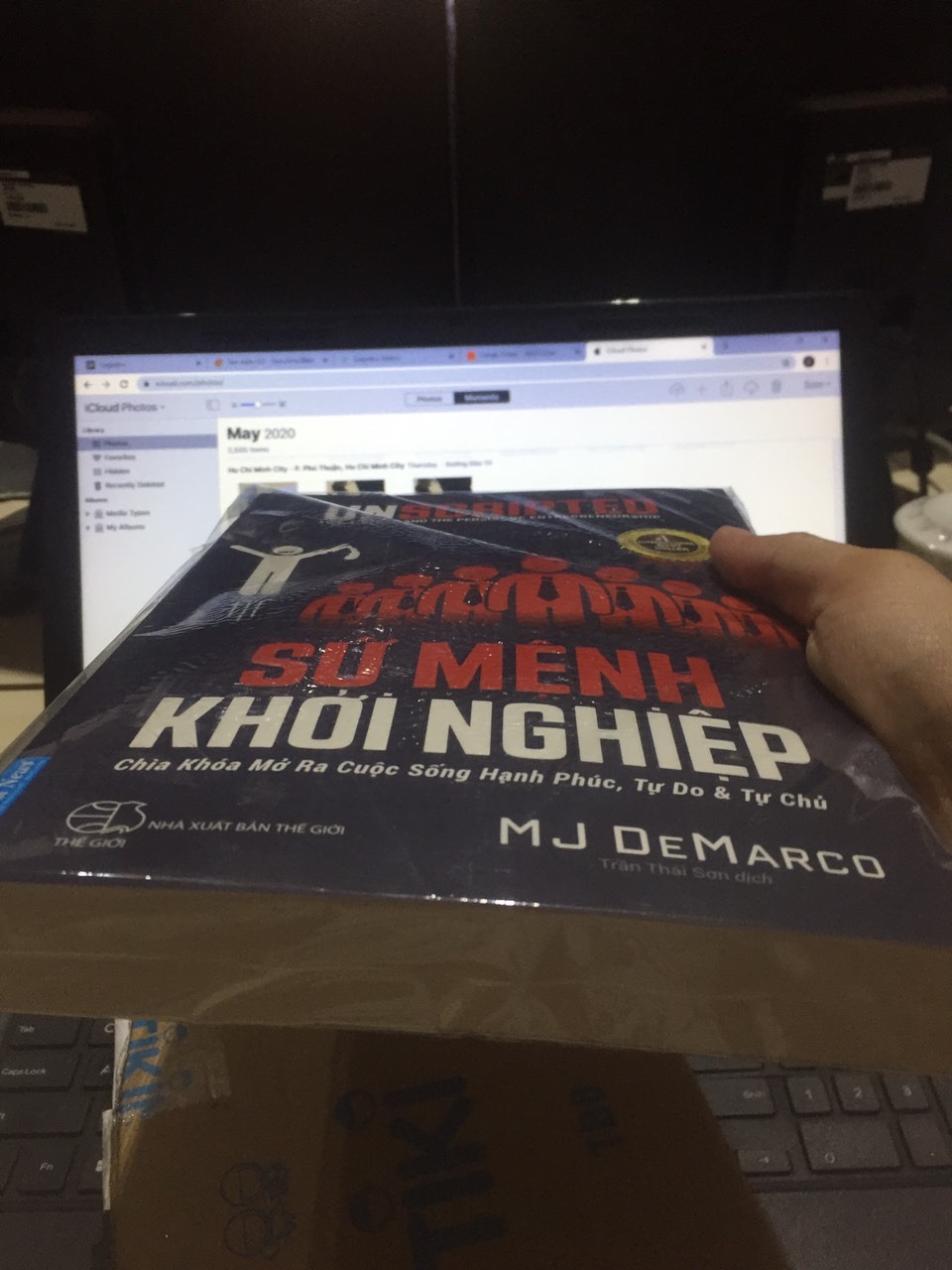 Sách đóng gói cẩn thận, giao hàng nhanh.
Sách dày hơn 300 trang được in trên giấy tốt sắc nét cầm rất nhé.
Sách rất hay về khởi nghiệp, có thể nói đây là một trong những sách hay nhất về khởi nghiệp mà mình từng đọc. Bản dịch rất tốt và ít lỗi, đọc không có cảm giác như là sách dịch.
Mình sẽ giới thiệu sách thêm cho bạn bè và người thân. 
Rất nên đọc!