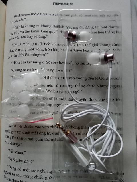 Mình mua một lần trước đó rồi và do bị mất nên mình vẫn mua lại loại này. Mình mua cả màu đỏ nữa, mình thấy đẹp, giá cả rẻ, chất lượng cũng rất ổn, được tặng thêm 2 bộ đệm tai để mình thay cho phù hợp với tai của bản thân. Giao hàng khá nhanh, đóng gói cẩn thận. Mình mua một lần trước đó rồi và do bị mất nên mình vẫn mua lại loại này. Mình mua cả màu đỏ nữa, mình thấy đẹp, giá cả rẻ, chất lượng cũng rất ổn, được tặng thêm 2 bộ đệm tai để mình thay cho phù hợp với tai của bản thân. Giao hàng khá nhanh, đóng gói cẩn thận.